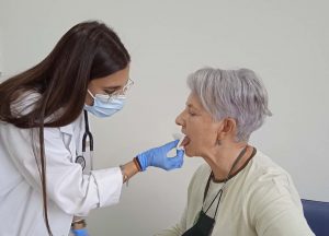 Profesional de logopedia de IRENEA Vigo rehabilitando a una paciente de Parkinson