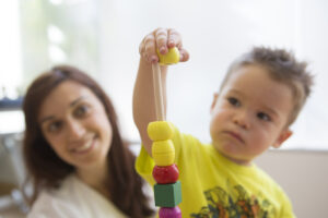 Niño en su sesión de Terapia Ocupacional. Neurorrehabilitación Pediátrica. Atención Temprana
