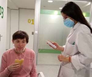 Sesión de logopedia en Irenea Vithas Valencia Consuelo de una paciente con tumor cerebral