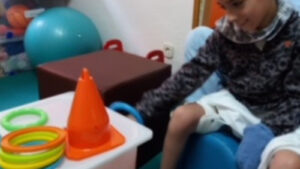 Sesión de fisioterapia de un niño en Irenea Valencia realizando la terapia de CIMT