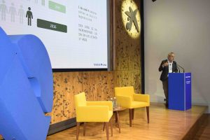 Nuestro director de investigación, el dr. Noé, presentando los 25 años de investigación en neurorrehabilitación de Irenea en las Primeras Jornadas de Investigación de Vithas