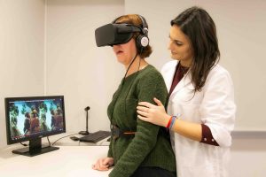 Rehabilitación con nuestros sistema de realidad virtual multisensorial durannte una sesión de terapia cognitiva en Irenea Vithas Valencia Consuelo