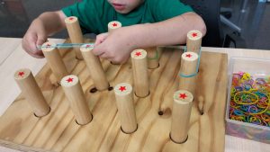 Niño con trastorno del neurodesarrollo durante una sesión de rehabilitación en Irenea