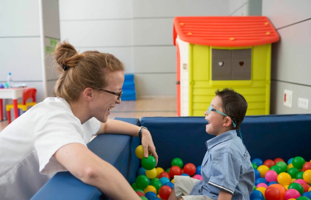 ¿En qué podemos ayudarte? Sesión de neurorrehabilitación en Irenea con un paciente pediátrico