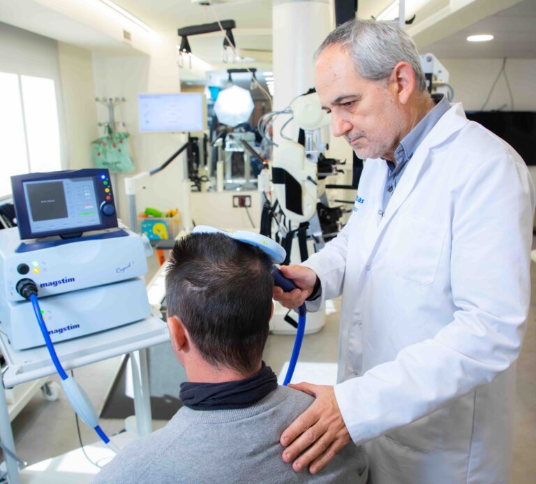 Dr. Enrique Noe aplicando la TMS a un paciente post-ictus de Irenea Valencia como parte de su plan de tratamiento de neurorrehabilitación