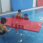 Sesión de logopedia en piscina con una logopeda de Irenea