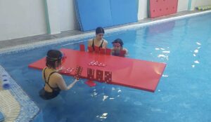 Sesión de logopedia en piscina con una logopeda de Irenea