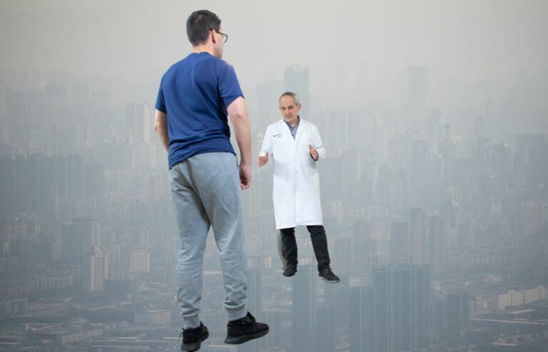 Imagen que muestra la contaminación de una ciudad y al doctor Noé rehabilitando un paciente con ictus