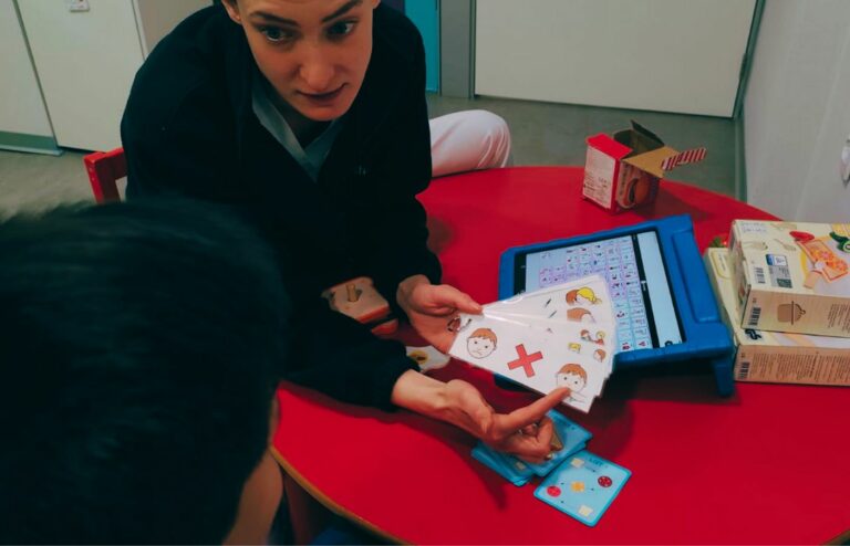Sesión de logopedia en neurorrehabilitación pediatrica en Irenea para abordar problemas de conducta a través del lenguaje