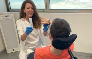 Imagen que muestra a la profesional de Irenea que ha realizado el estudio sobre el abordaje del paciente con estados alterados de la conciencia en España