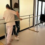 Sesión de fisioterapia en Irenea Málaga realizando ejercicios de control de tronco y equilibrio