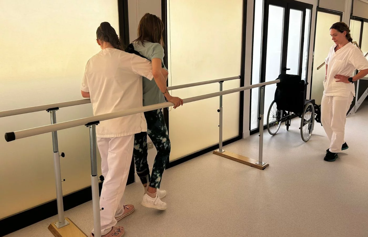 Sesión de fisioterapia en Irenea Málaga realizando ejercicios de control de tronco y equilibrio