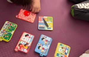 Sesión de terapia cognitiva de uno de nuestros pequeños pacientes con autismo en Irenea Elche