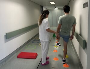 Paciente de Irenea en Vithas Vigo realizando una sesión de fisioterapia tras sufrir traumatismo craneoencefálico