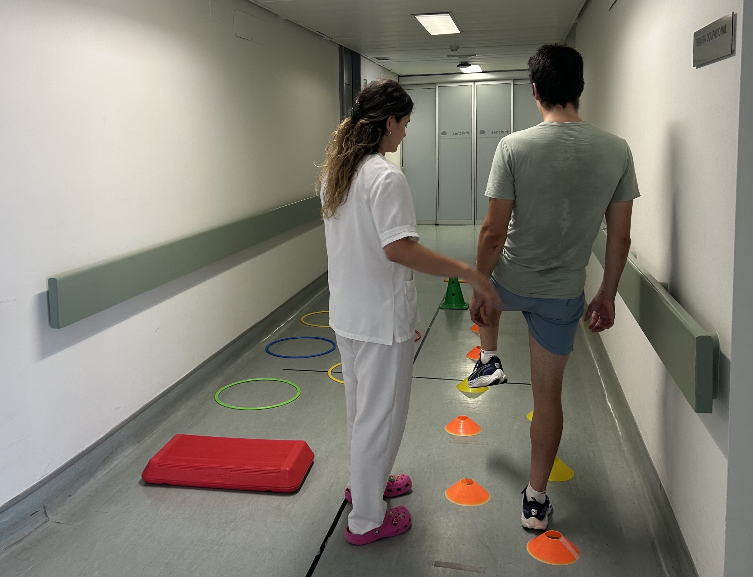Paciente de Irenea en Vithas Vigo realizando una sesión de fisioterapia tras sufrir traumatismo craneoencefálico